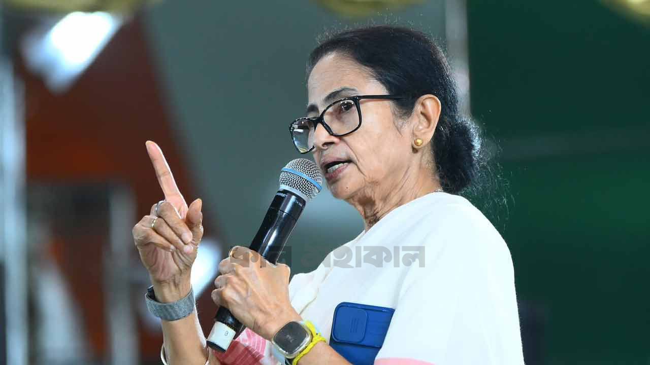 ‘কেন পদত্যাগ করব? আমরা তো হারিনি’: কালীঘাটে গর্জে উঠলেন মমতা