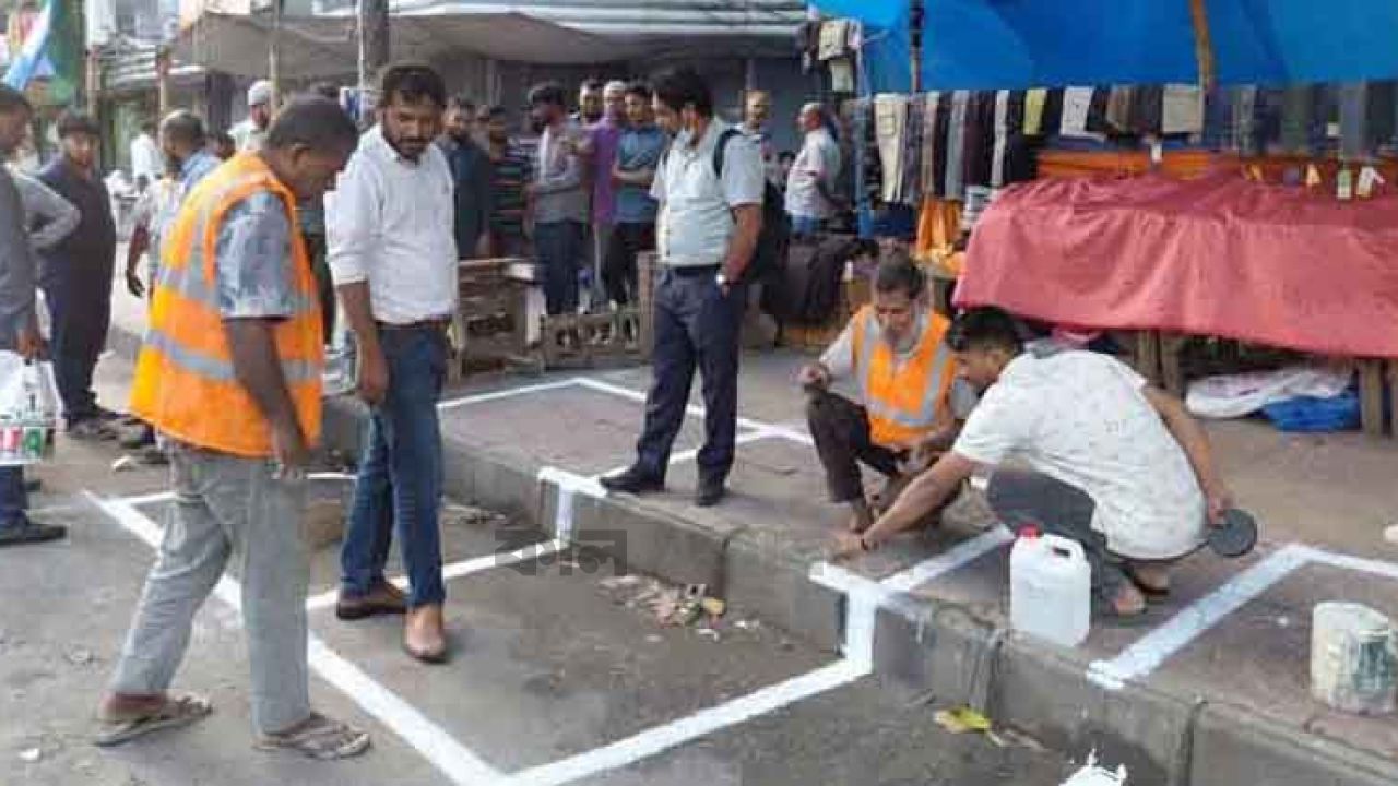 চলছে টাকার বিনিময়ে ফুটপাত বিক্রি: গুলিস্তানে হকার কার্ডে বিশৃঙ্খলা