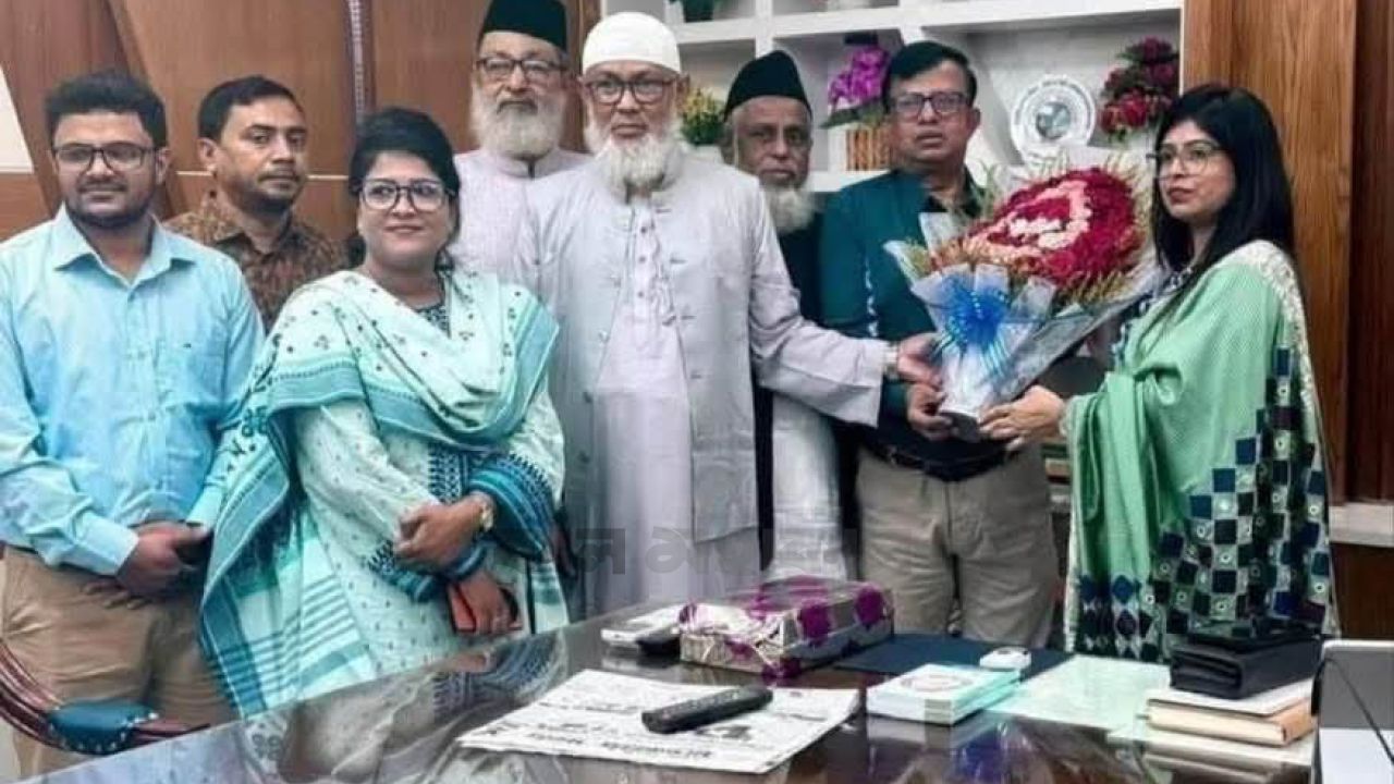 সাতক্ষীরায় চার এমপি গেলেন ডিসিকে শুভেচ্ছা জানাতে, প্রোটোকল নিয়ে প্রশ্ন