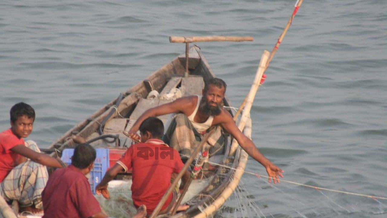 ভোলার নদীতে মিলছে না ইলিশ, চরম হতাশায় উপকূলের জেলেরা