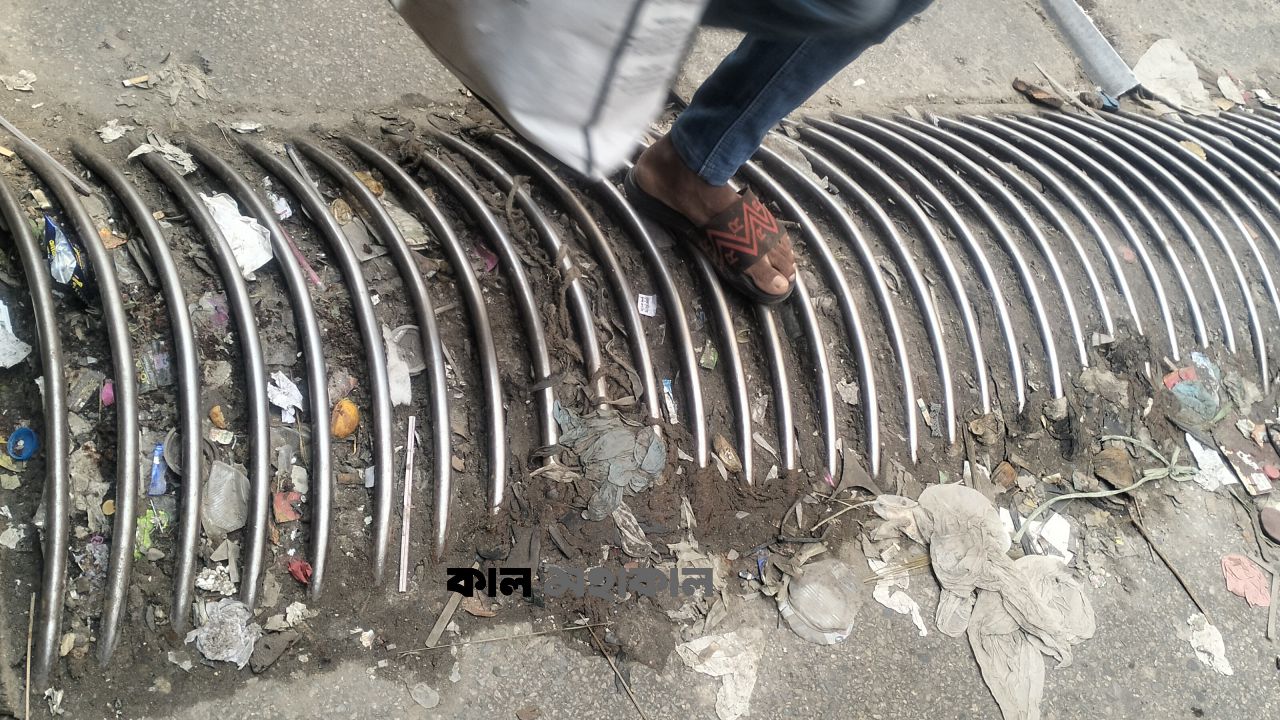 রিকশা ঠেকাতে পুলিশের ‘ফাঁদ’ এখন নগরবাসীর দুর্ভোগ