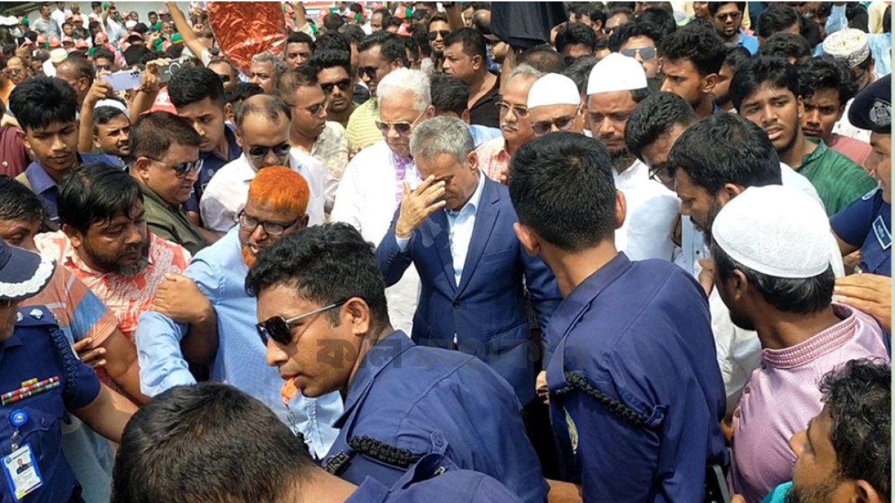 বাউফলে সেতু মন্ত্রী অবরুদ্ধ 