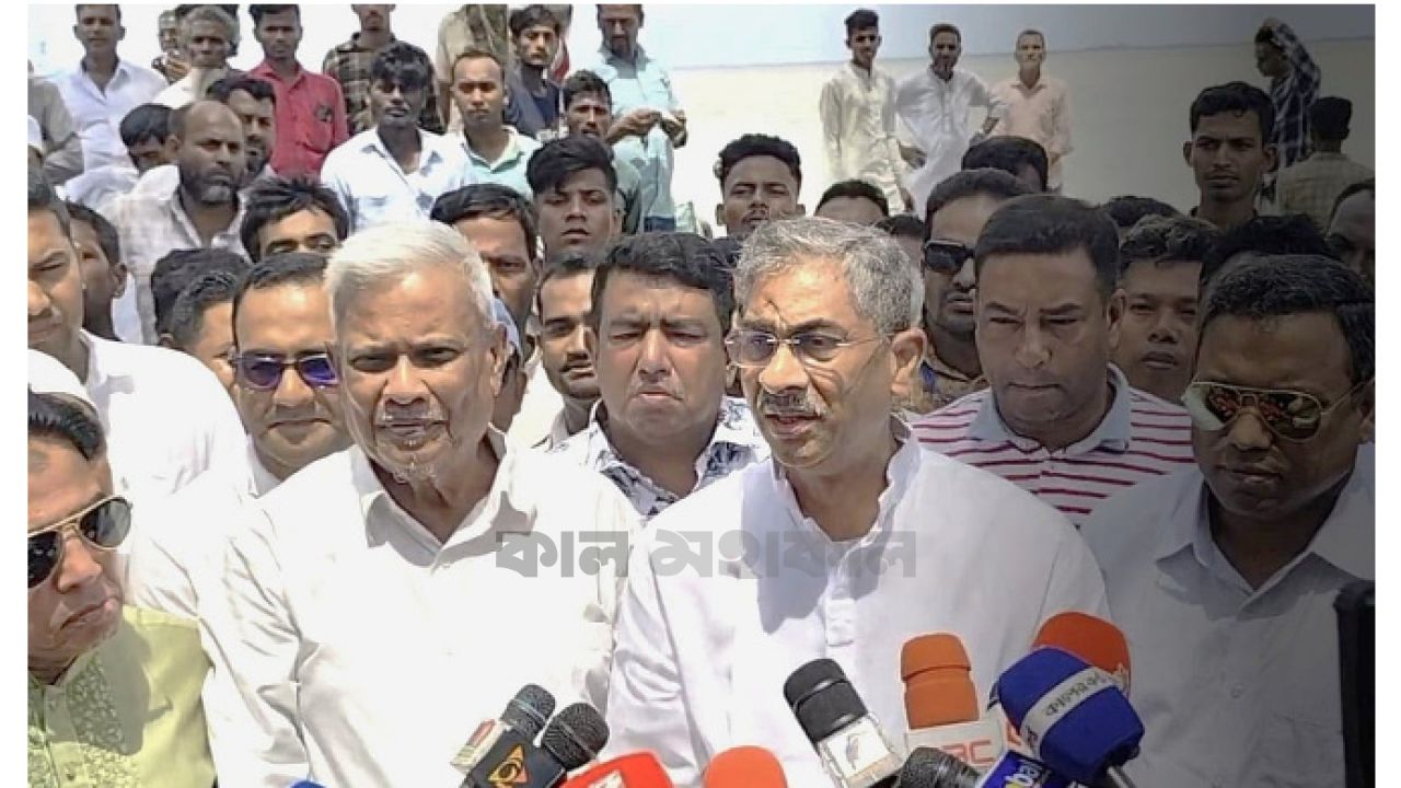মেঘনার ভাঙনে সর্বস্বান্ত  হাতিয়া উপকূল, স্থায়ী বাঁধের আশ্বাস দিলেন মন্ত্রী