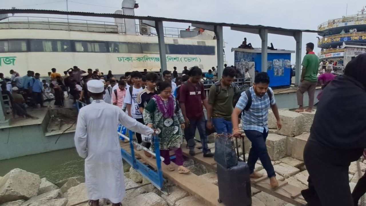 মরণফাঁদ ইলিশা লঞ্চঘাট: ভাঙা পন্টুনে ঝুঁকিতে হাজারো যাত্রী
