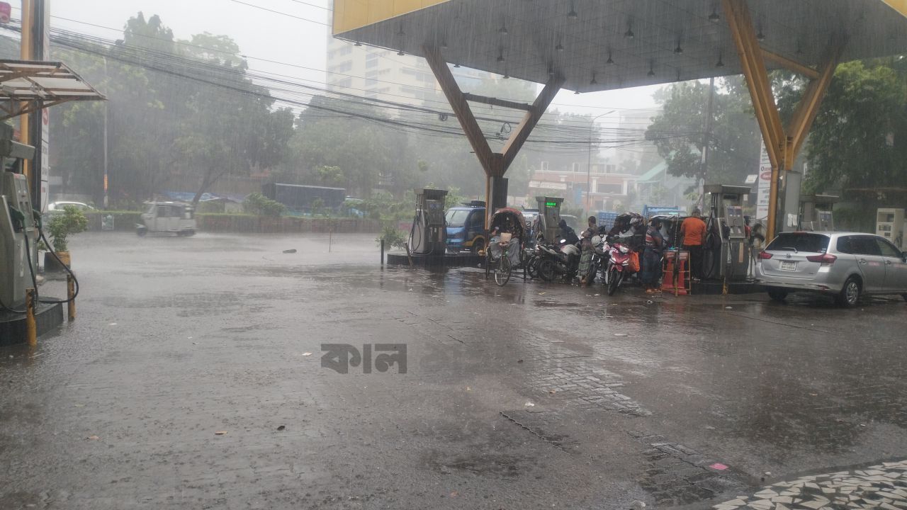 ভারী বর্ষণে স্থবির রাজধানী, পশুর হাটে ব্যবসায়ীদের দু:শ্চিন্তা