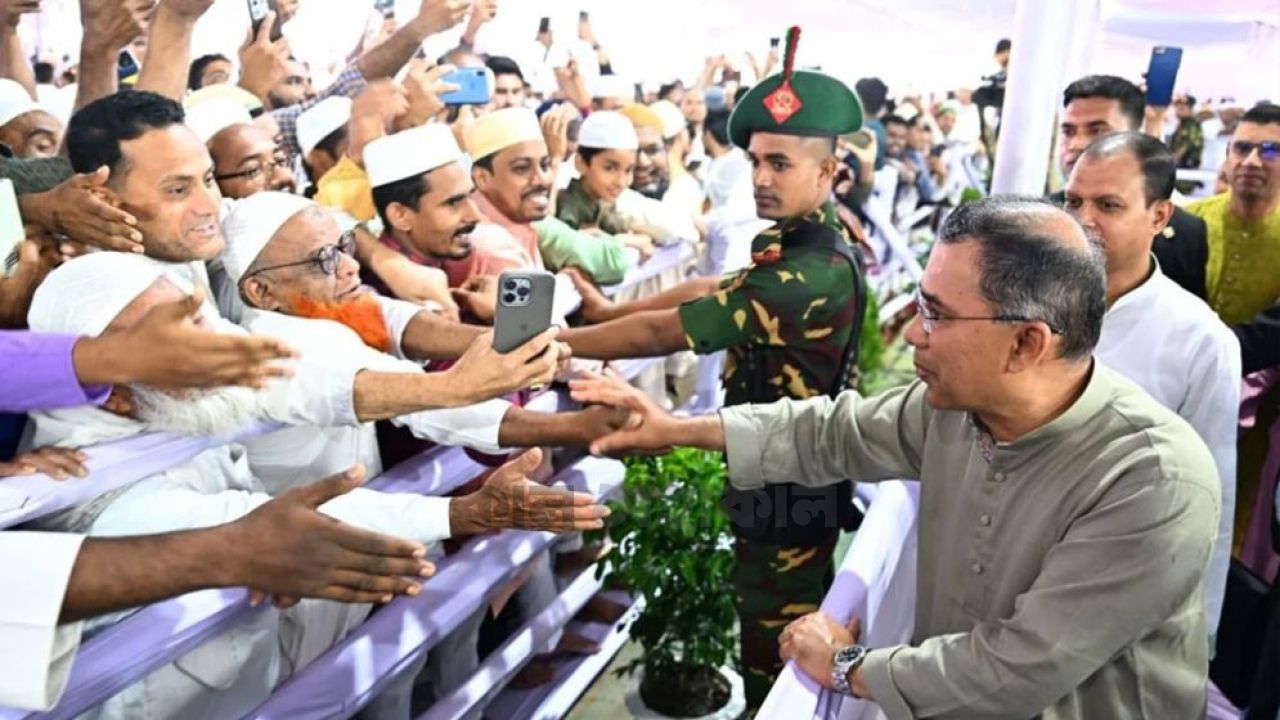 জাতীয় ঈদগাহে মুসল্লিদের সাথে ঈদের শুভেচ্ছা বিনিময় প্রধানমন্ত্রীর
