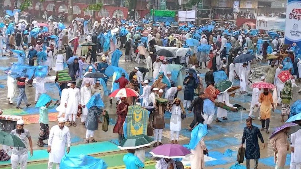 বৃষ্টি উপেক্ষা করেই শোলাকিয়ায় সম্পন্ন ১৯৯তম ঈদ জামাত