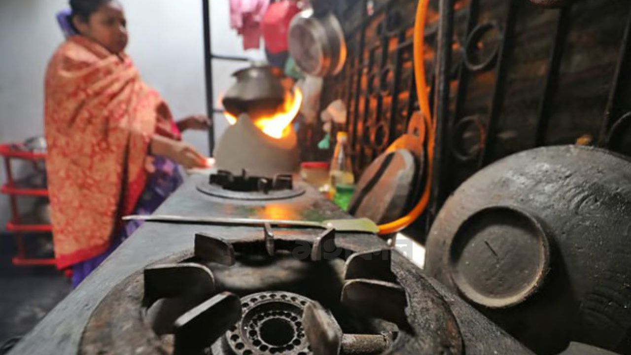পাইপের গ্যাসের দিন শেষ, এলপিজির বাজারে নামছে সরকার
