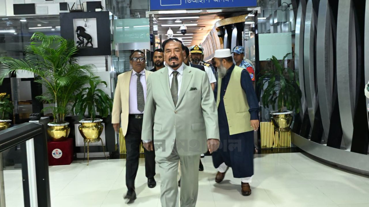 খামেনির জানাজায় অংশ নিতে তেহরানের উদ্দেশ্যে  স্পিকার