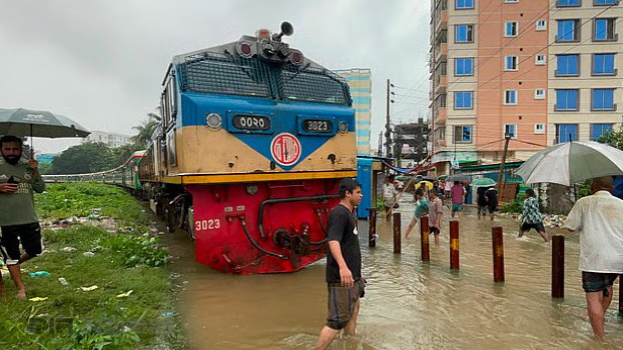 ষোলশহরে আটকা কক্সবাজারগামী পর্যটক এক্সপ্রেস: দুর্ভোগে সহস্র যাত্রী