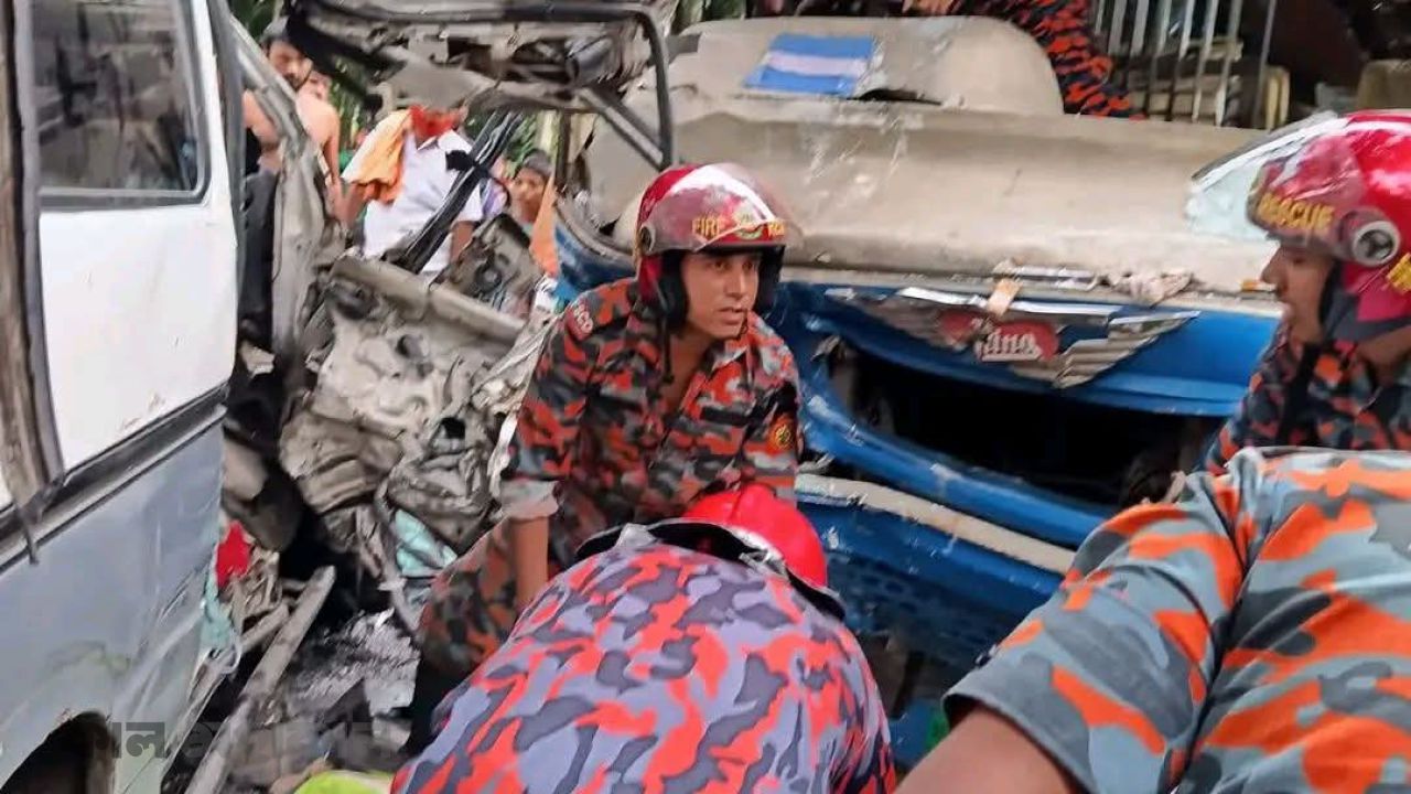পাবনা এক্সপ্রেস-অ্যাম্বুলেন্স ভয়াবহ সংঘর্ষে নিহত ৩