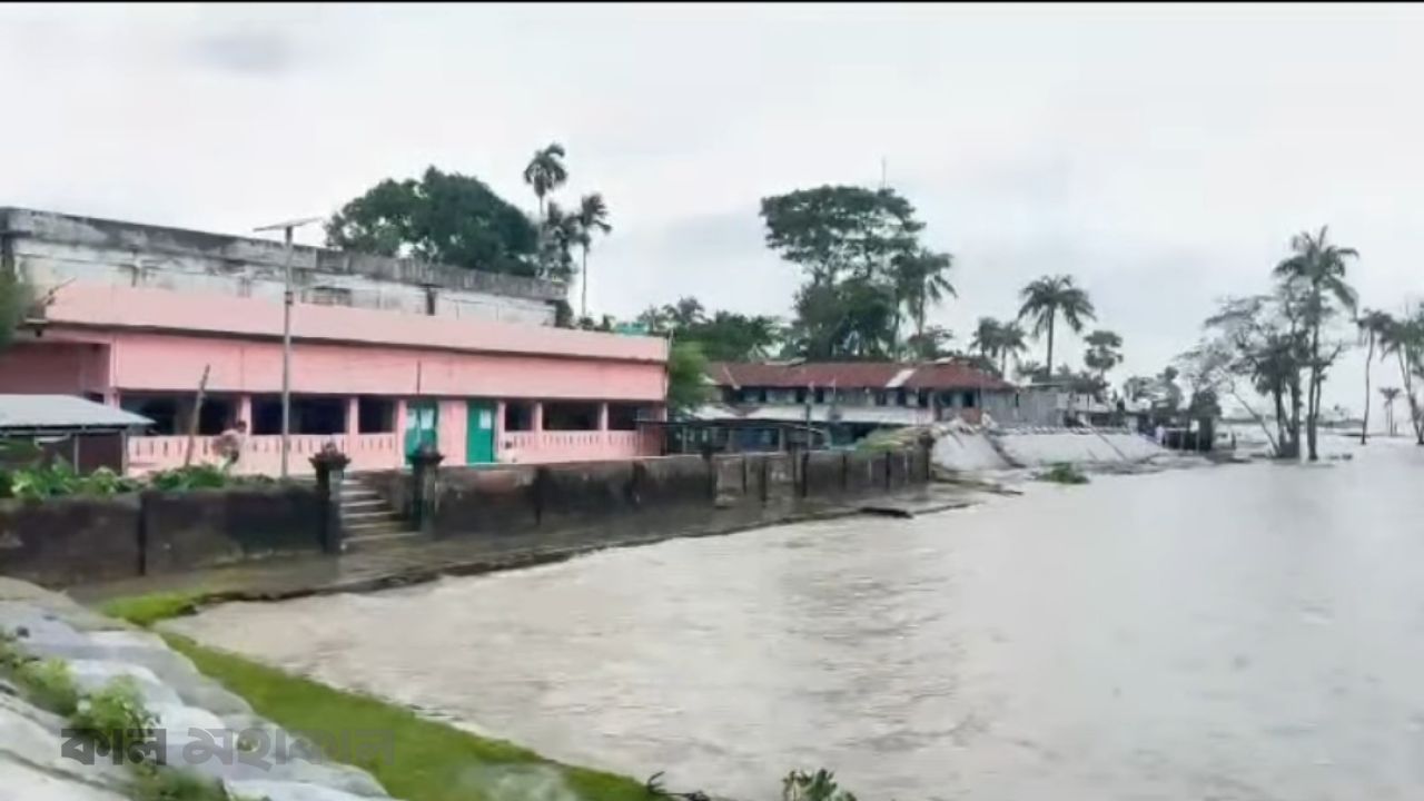 হাতিয়ার চরঈশ্বরে বেড়িবাঁধ ভেঙে জনপদে পানি, বাড়ছে দুর্ভোগ