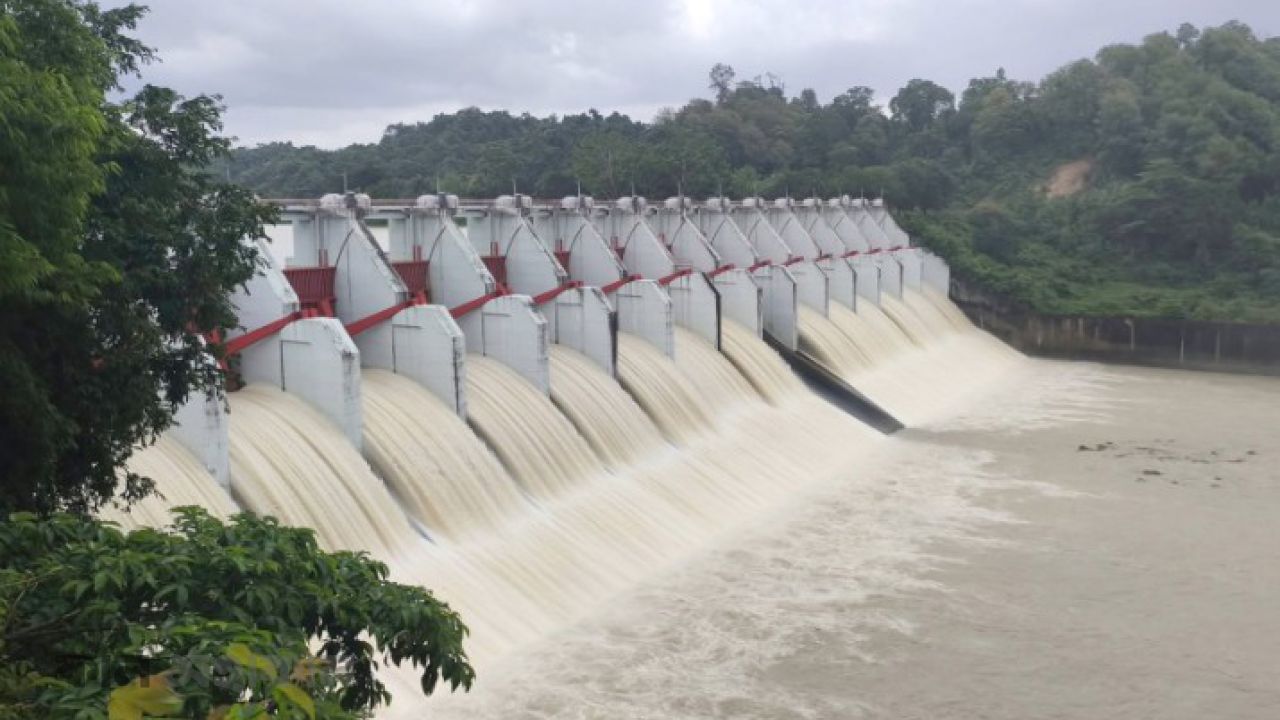 লেকে পানি বাড়ায় কাপ্তাই বাঁধের ১৬ টি গেট খুলে দেওয়া হয়েছে 