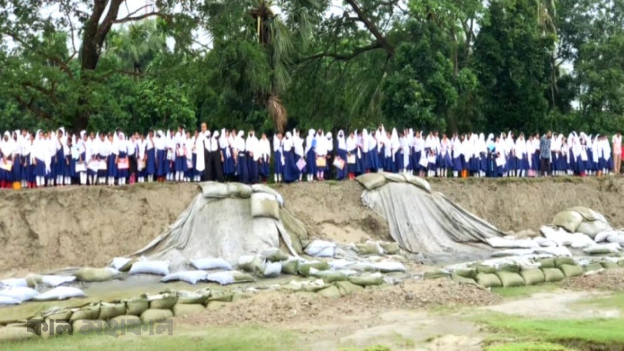 স্থায়ী বেড়িবাঁধের দাবিতে হাতিয়ায় শিক্ষক-শিক্ষার্থীদের প্রতিবাদ