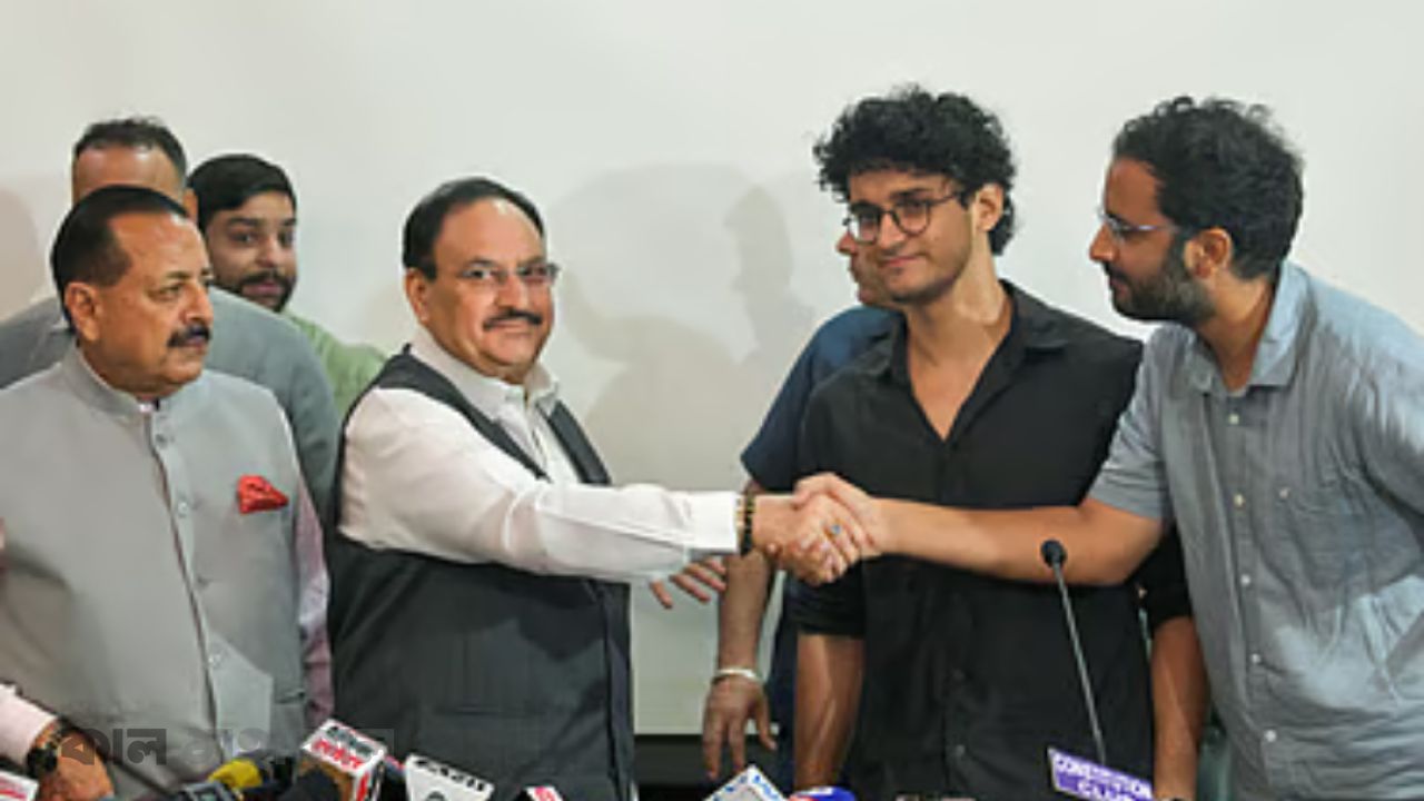 তেলাপোকা দমনে ধর্মেন্দ্রকে বলি দিয়ে গদি বাঁচালো মোদি 