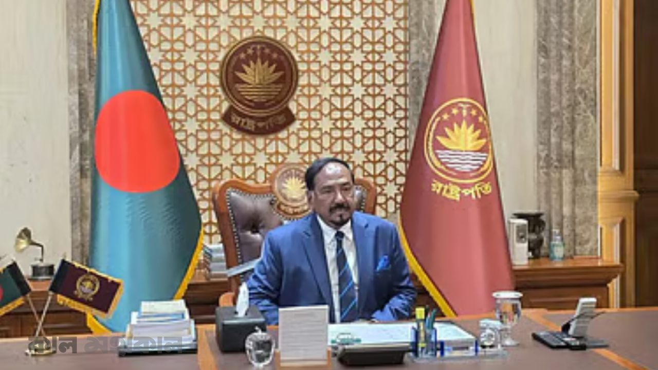 বঙ্গভবনে আনুষ্ঠানিকভাবে দায়িত্ব পালন শুরু ভারপ্রাপ্ত রাষ্ট্রপতির