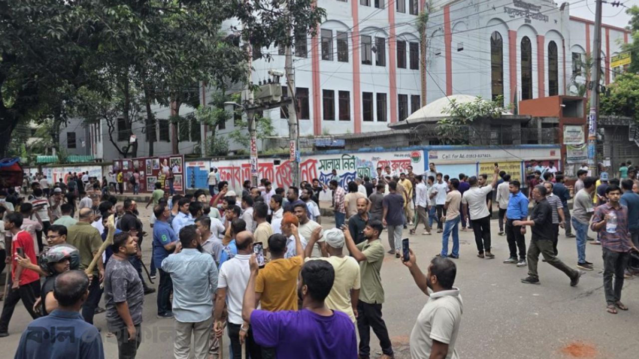 আলিয়া মাদ্রাসায় সিট নিয়ে ছাত্রদল-শিবির সংঘর্ষ