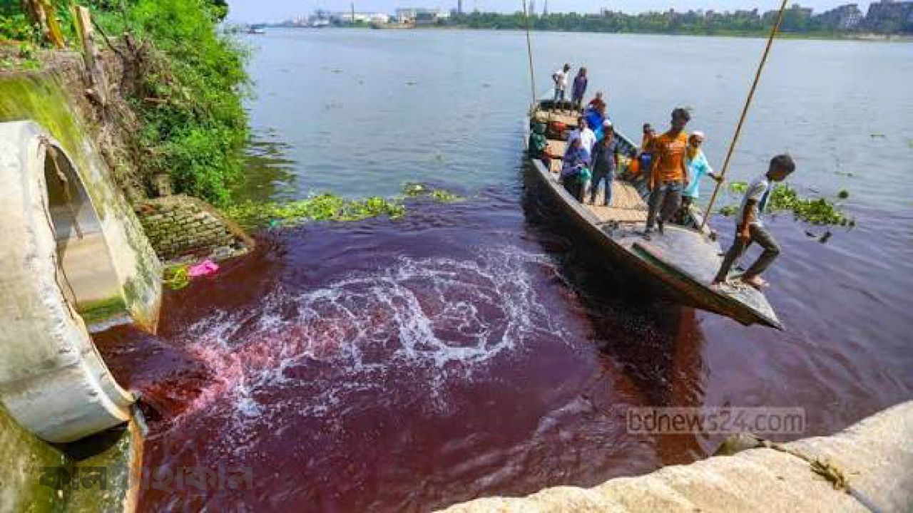 বুড়িগঙ্গা দূষণকারী কারখানায় অভিযান, বর্জ্যের নমুনা সংগ্রহ
