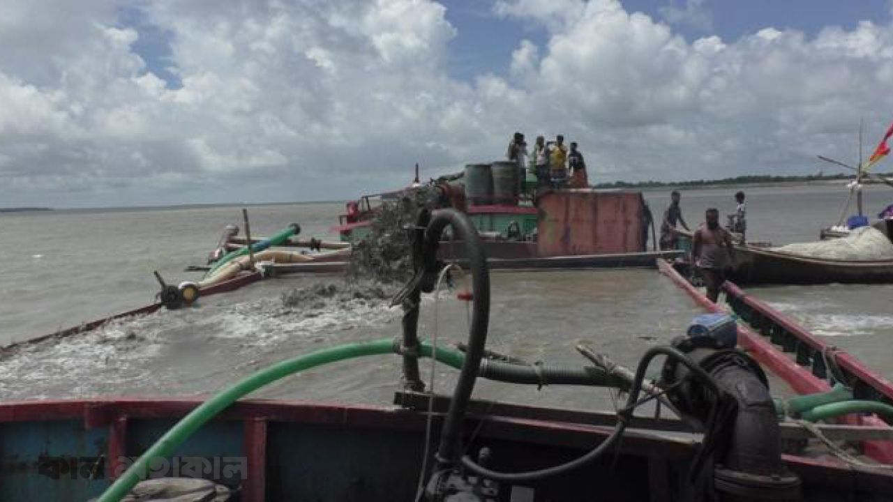 অবৈধ বালু উত্তোলনে ঝুঁকিতে মনপুরার বেড়িবাঁধ